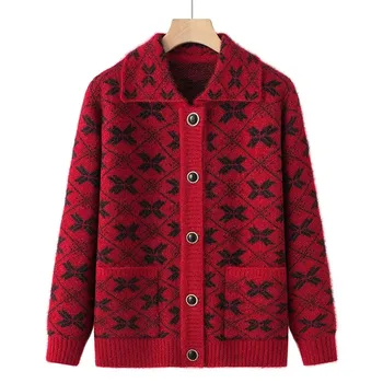 Баба средна и напреднала възраст Носи пуловер с ревера на палтото-жилетка, майка утепляет възли палто, есенно-зимно дамско яке