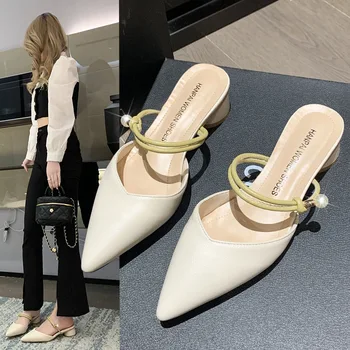 През лятото на Мода е Нова Корейска версия Остроносых обувки на дебелите ток с перли в комбинация с босоножками и чехли.