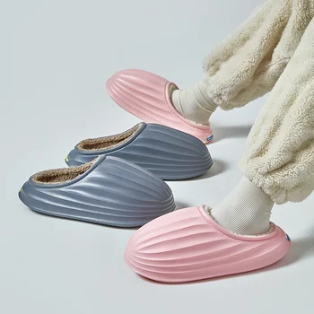 Зимните плюшени топли мъжки чехли 2023 г., начална памучен обувки за новата двойка в същия стил, леки и удобни ежедневни безшумни чехли